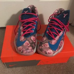 Limited edition KD 6 Aunt Pearl and T-shirt